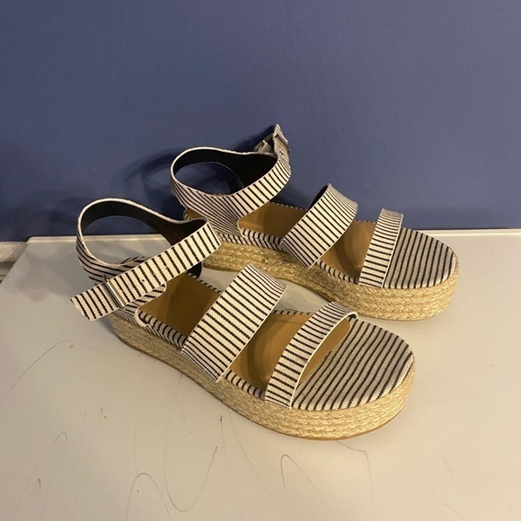 Bamboo Womens Stripe blue white Platform Sandals, MultiColor, Size 9. - Picture 1 of 5